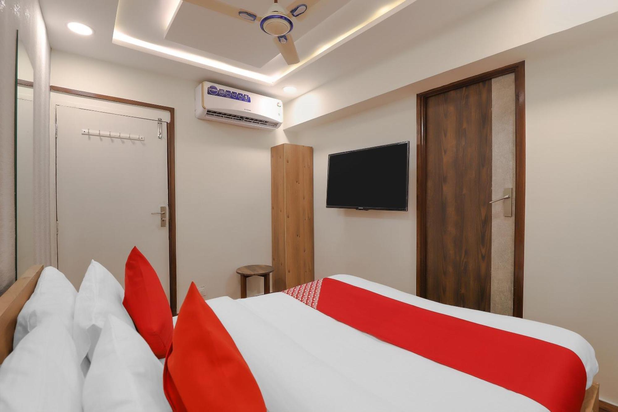 Oyo Hotel Shree Niwas Ahmedabad Exterior photo