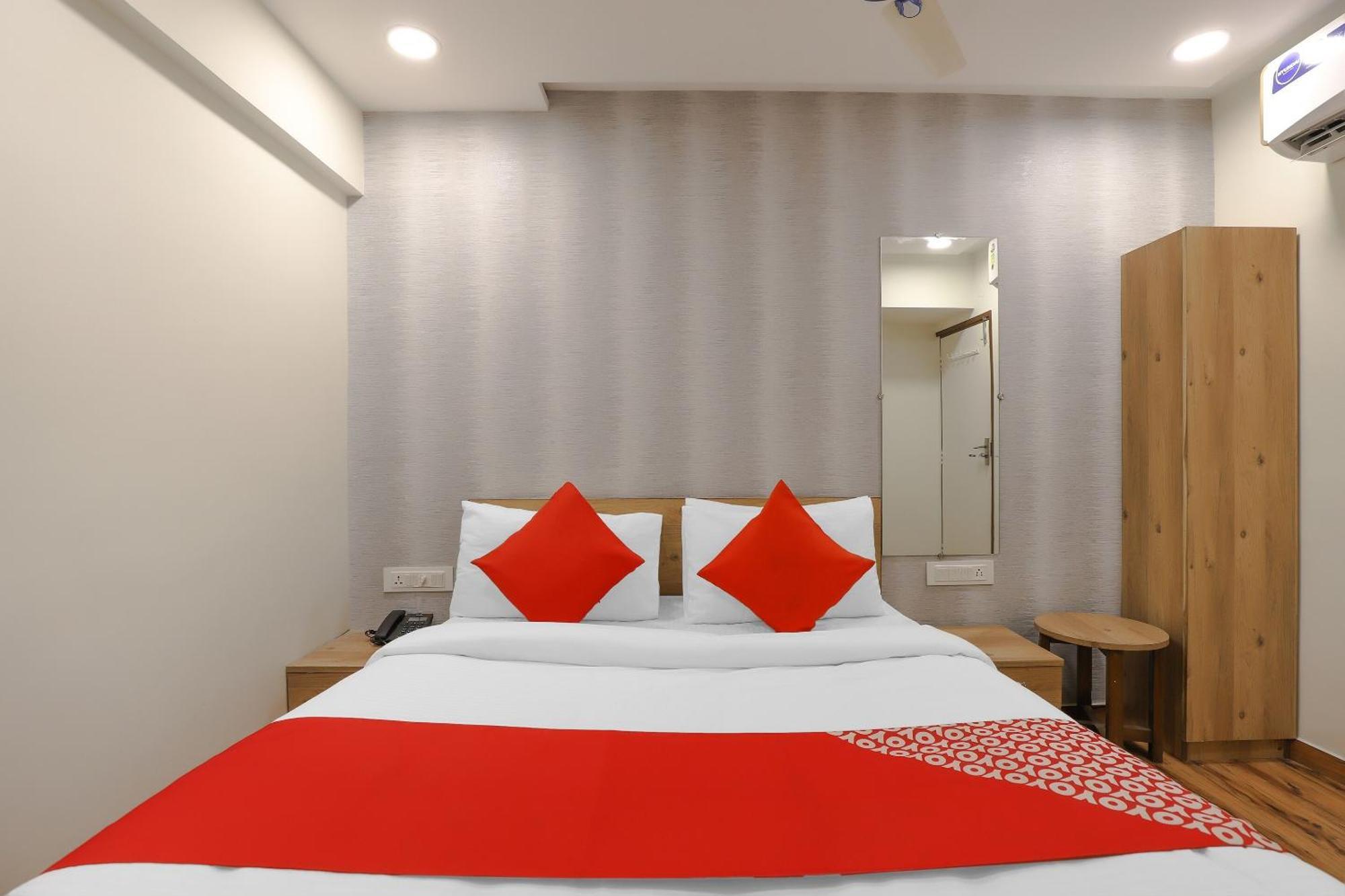 Oyo Hotel Shree Niwas Ahmedabad Exterior photo