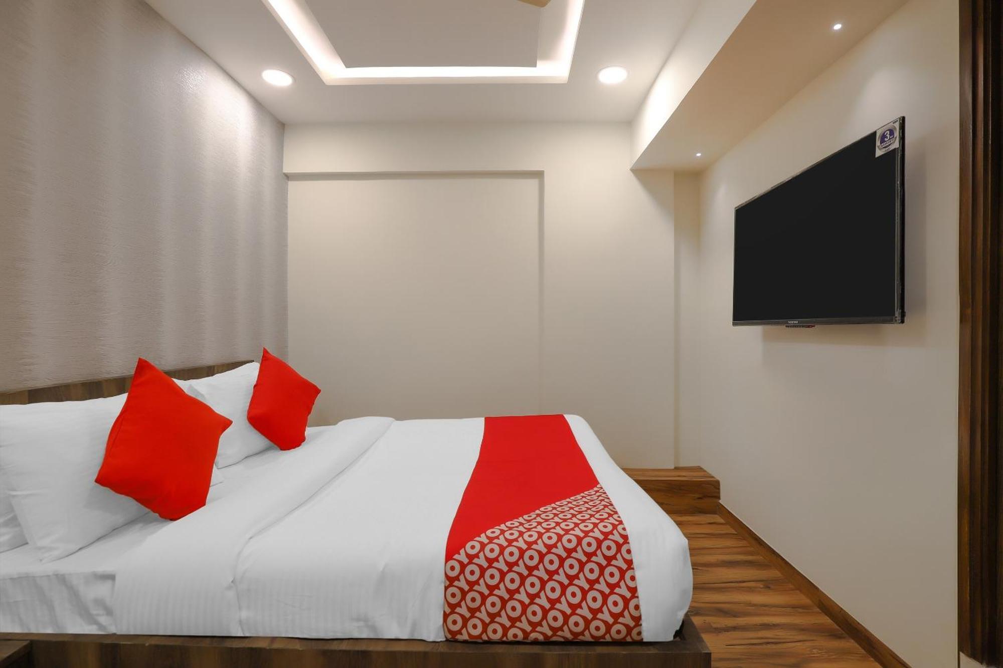 Oyo Hotel Shree Niwas Ahmedabad Exterior photo