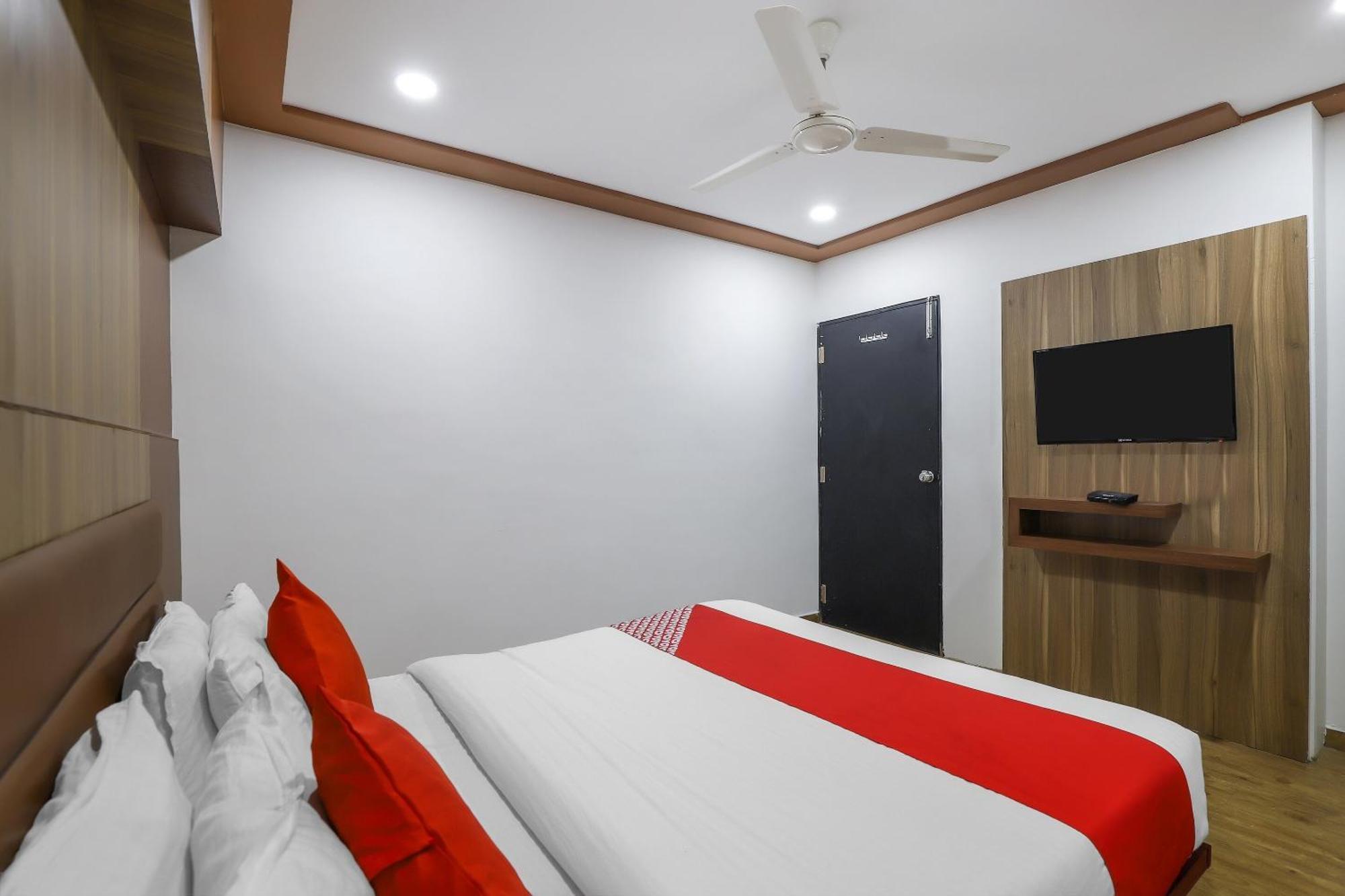 Oyo Hotel Shree Niwas Ahmedabad Exterior photo