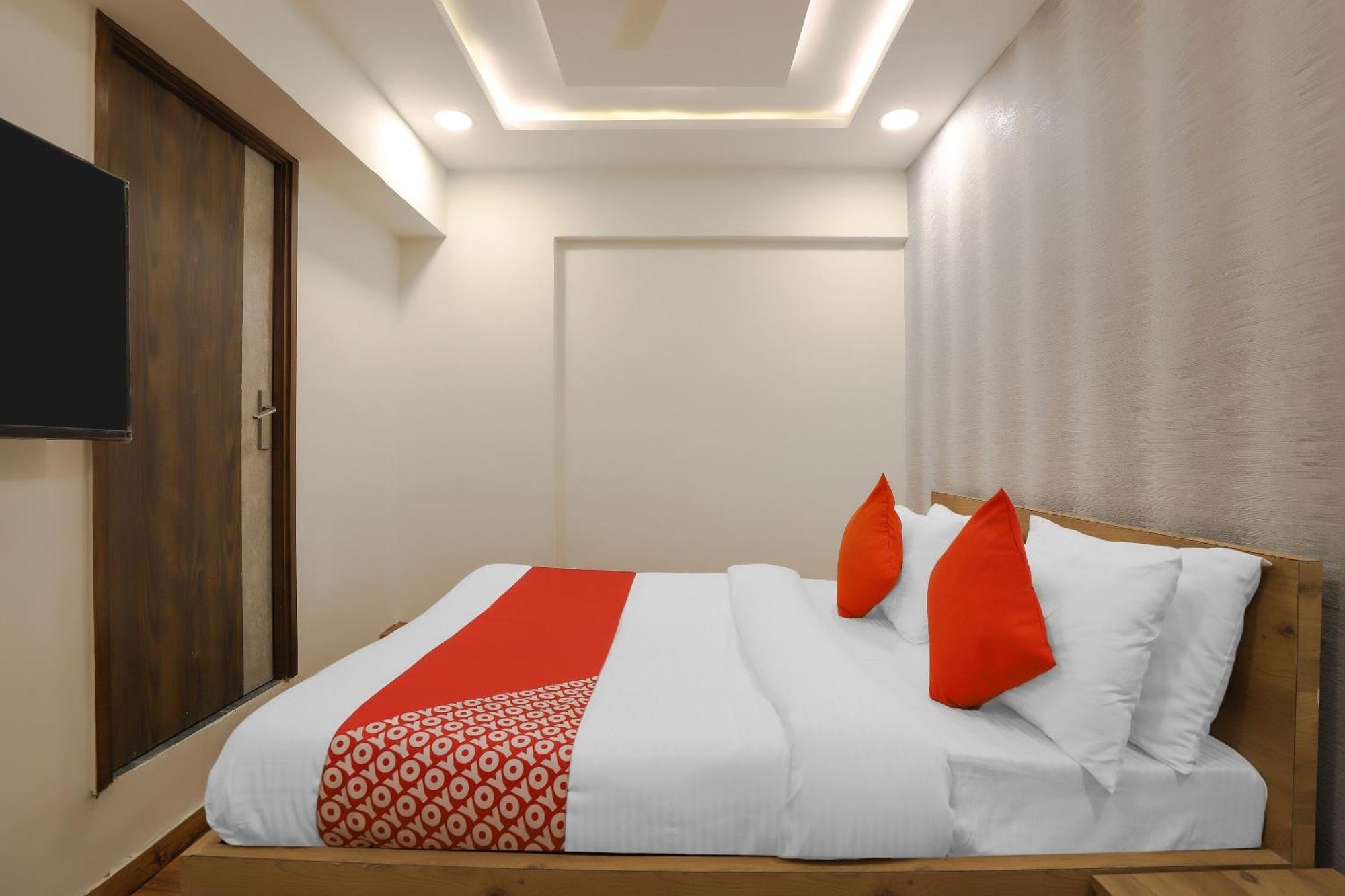 Oyo Hotel Shree Niwas Ahmedabad Exterior photo