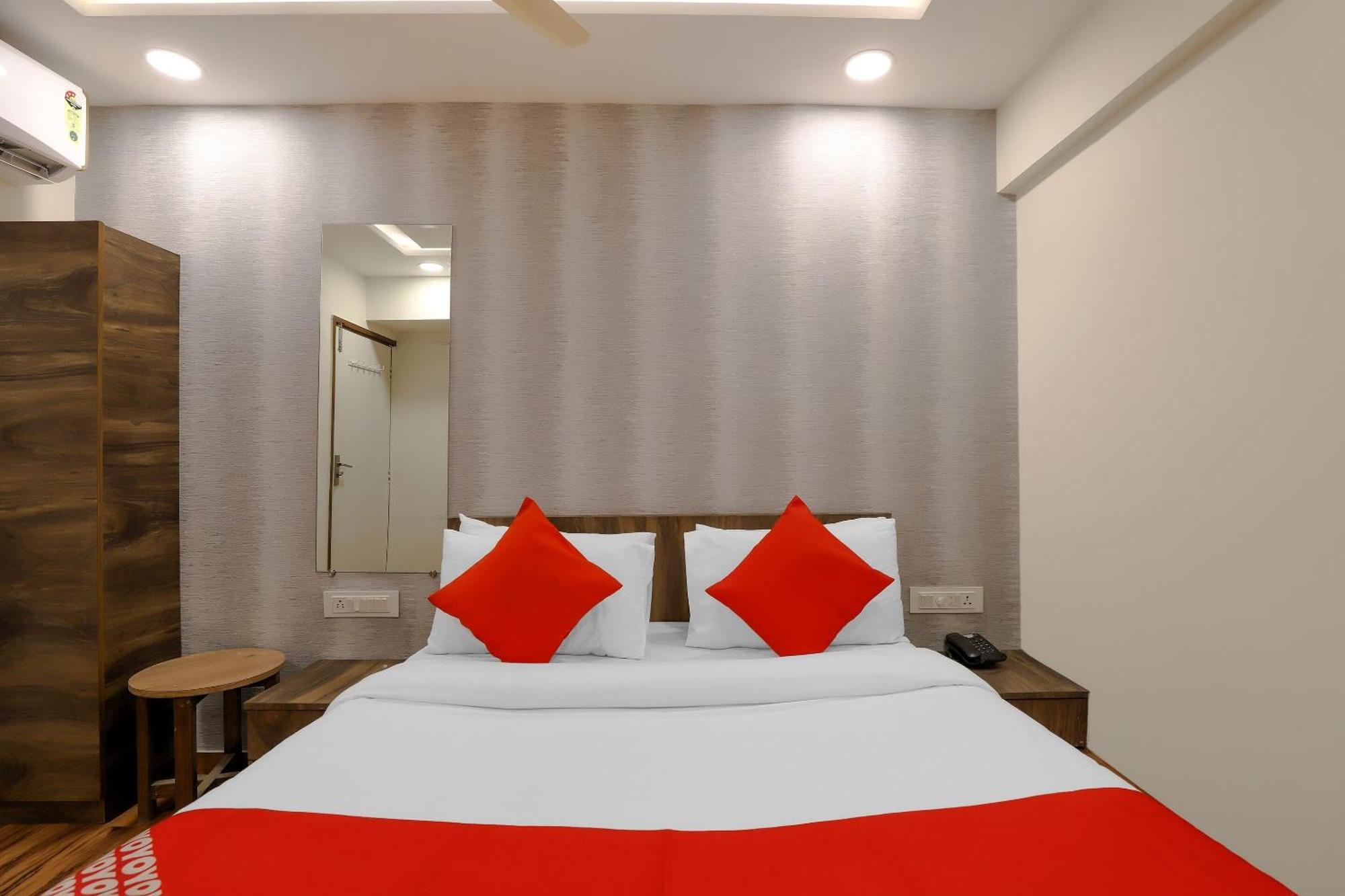 Oyo Hotel Shree Niwas Ahmedabad Exterior photo