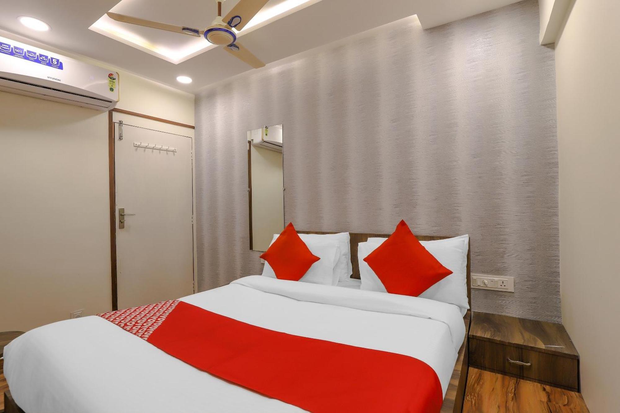 Oyo Hotel Shree Niwas Ahmedabad Exterior photo