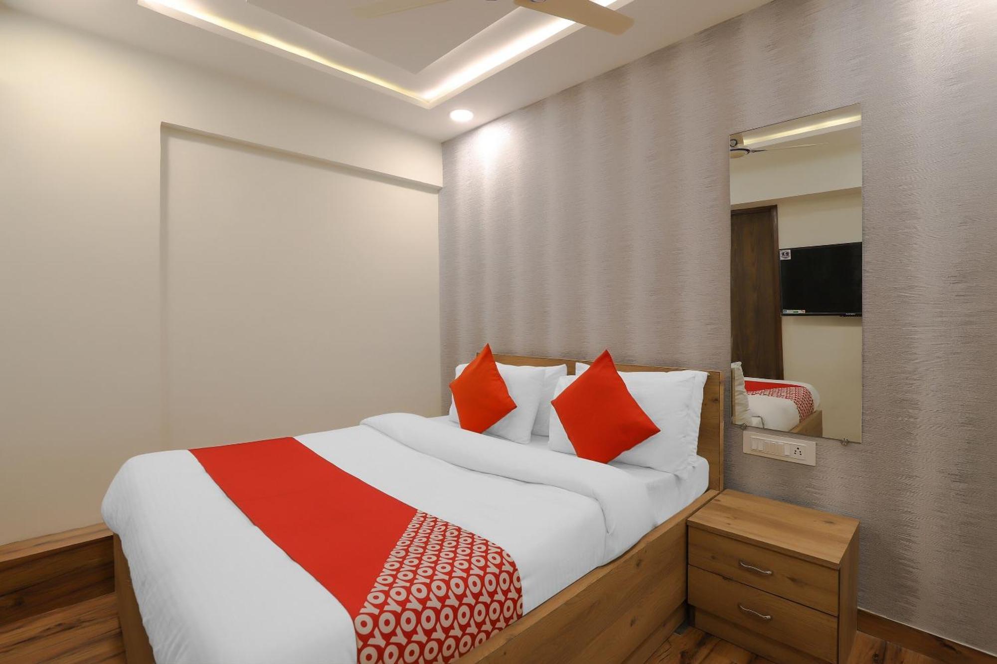 Oyo Hotel Shree Niwas Ahmedabad Exterior photo