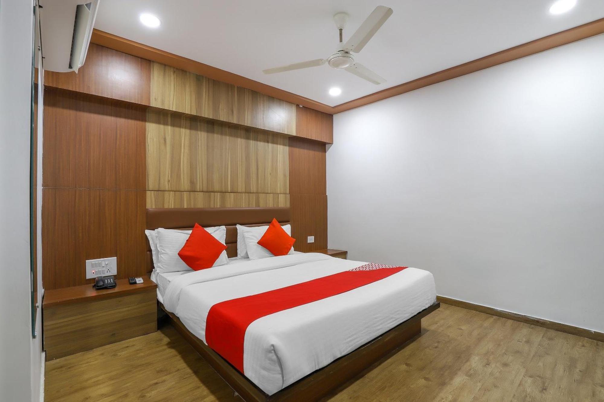 Oyo Hotel Shree Niwas Ahmedabad Exterior photo