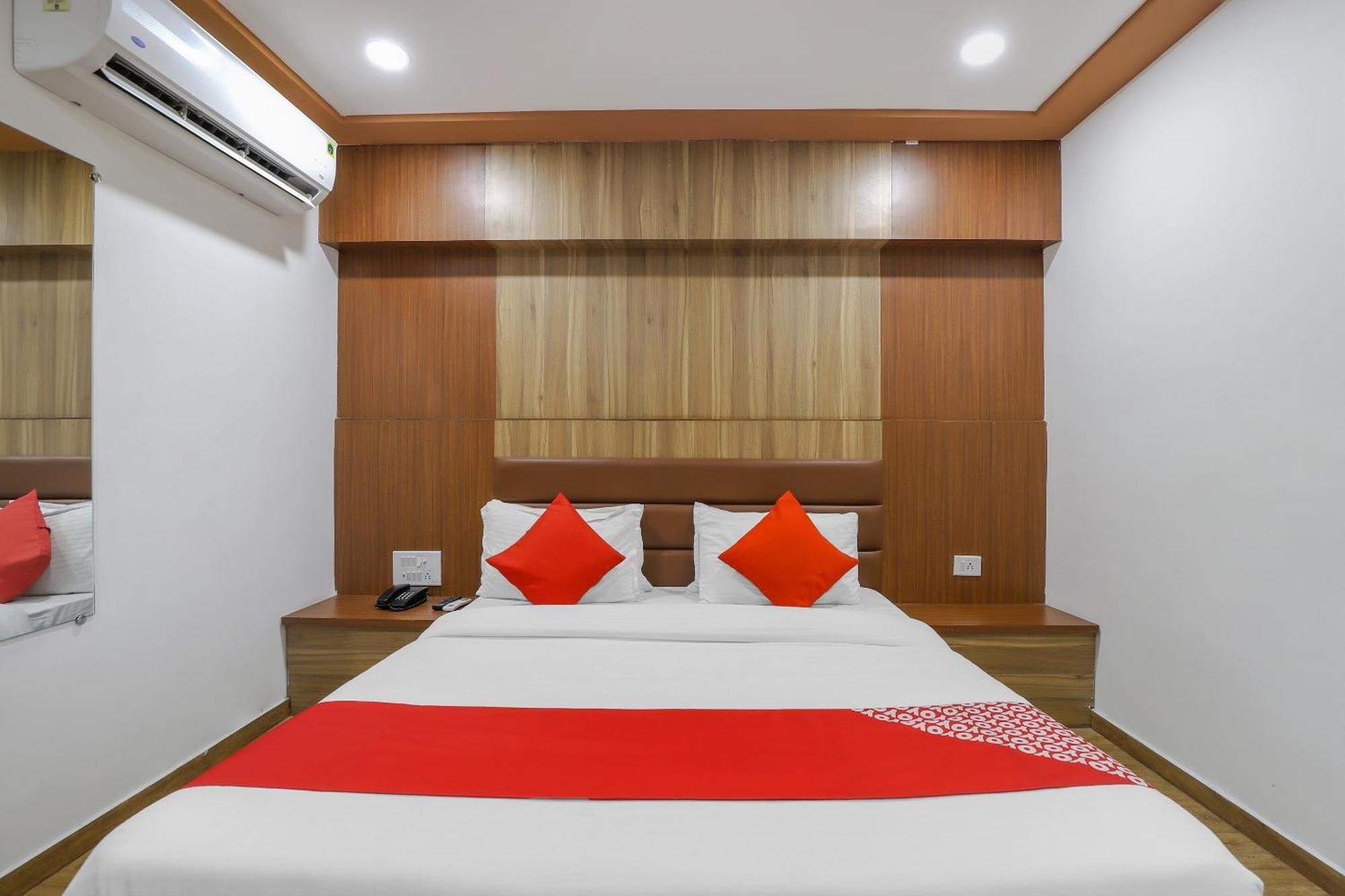Oyo Hotel Shree Niwas Ahmedabad Exterior photo