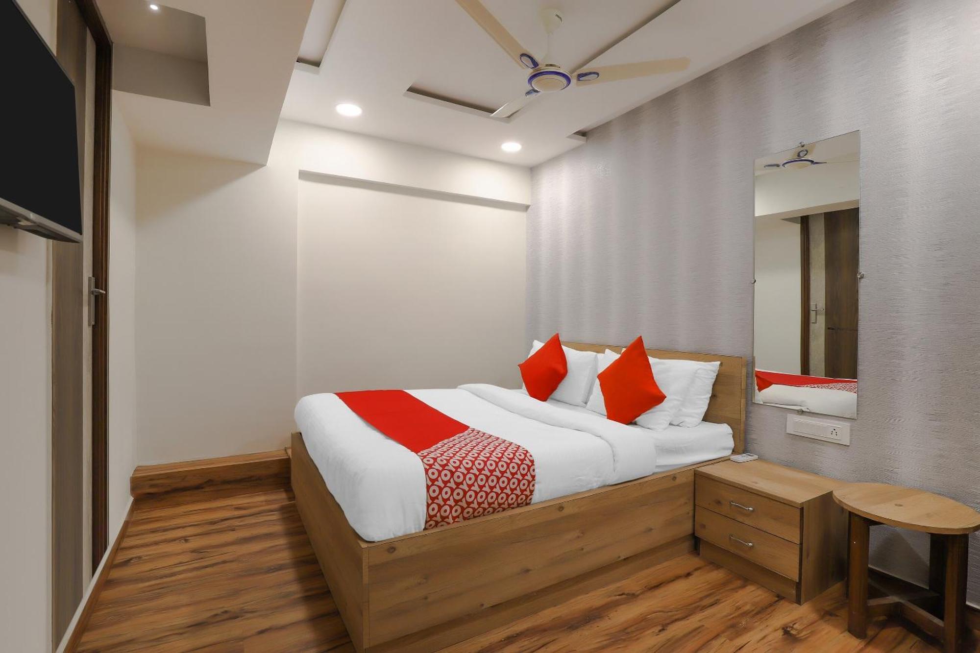Oyo Hotel Shree Niwas Ahmedabad Exterior photo