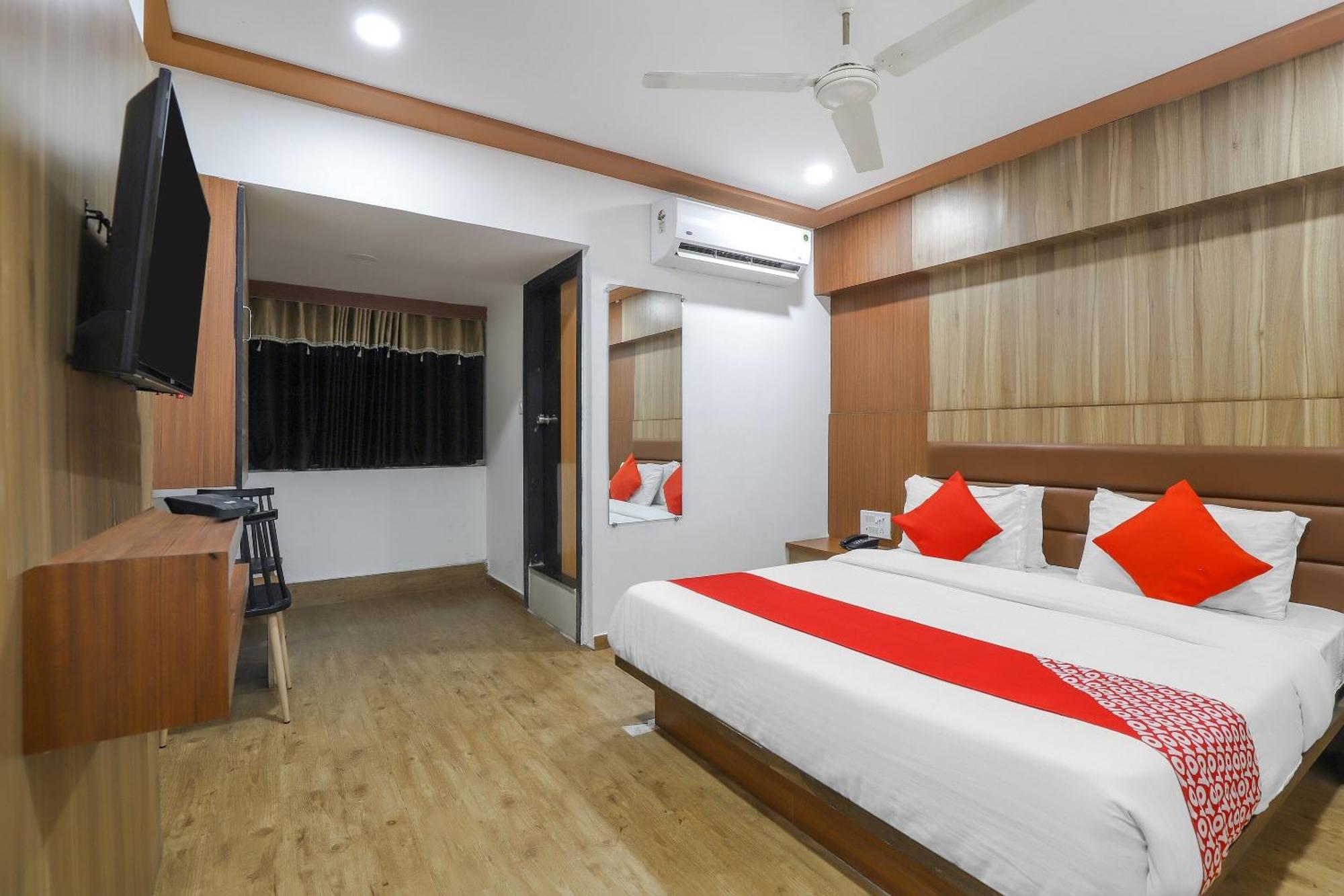 Oyo Hotel Shree Niwas Ahmedabad Exterior photo